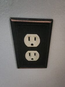 A electric outlet with a metal plate