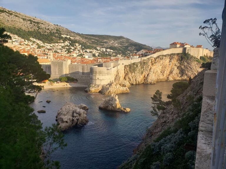 A beautiful cliff in Croatia with homes above it