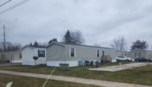 A few mobile homes sitting in a mobile home park