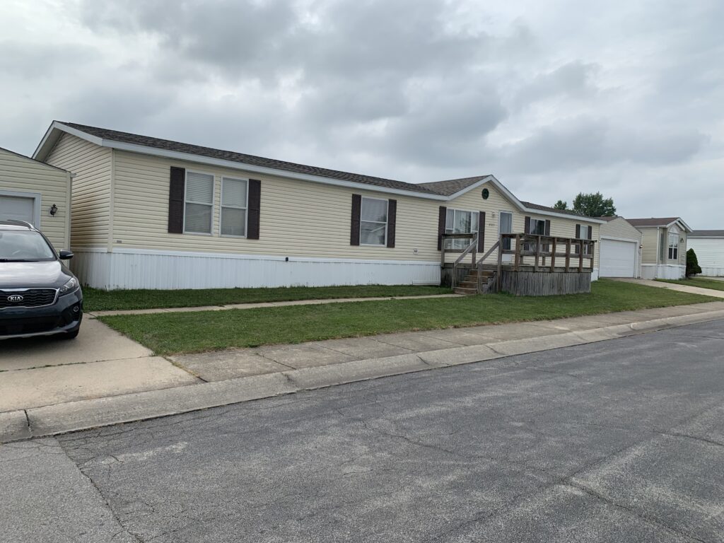 A yellow mobile home that sits in Texas