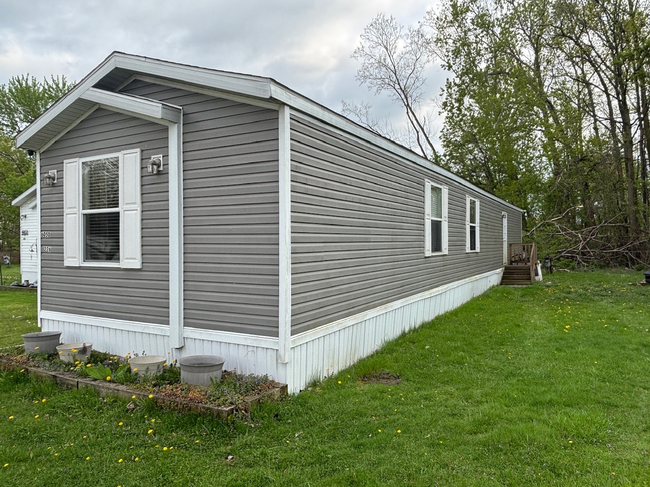 Mobile home buyer Utah evaluating manufactured homes Utah mobile home evaluation process - Quick property assessment